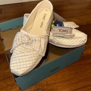 TOMS Cream Canvas Slip-Ons